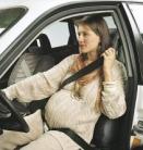 A biztonsági öv a terhes nõt és a babát is védi