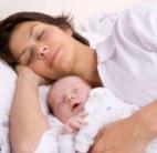 A szoptatás és együtt alvás hatása a kismamákra