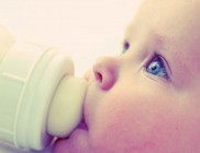 A cumizás nincs rossz hatással a csecsemők táplálkozására