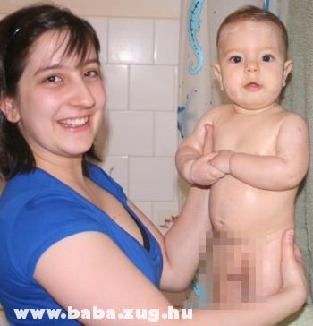 Anyu fürdeti Viktort