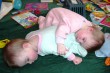 A babák szinte bármilyen pózban képesek elaludni