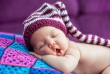 Újszülöttfotózás - Manósapkás baba
