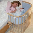 Praktikus ágy mellé szerelt csecsemőágy