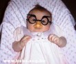 Mókás szemüvegben a baba