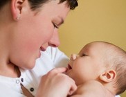 A babák társas képességeit fejleszti az érintkezés és a szemkontaktus